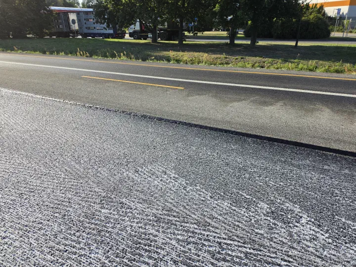 A closer view of the longitudinal connection between pavement lanes.